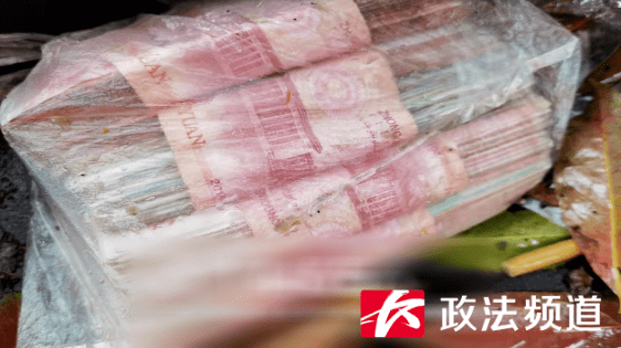 长沙环卫工清扫路面时捡到一个塑料袋,打开一看里面全是钱.
