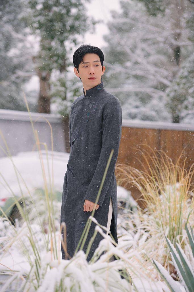 井柏然《朋友请听好2》造型写真 民国风长衫儒雅太阳花衬衣清新_化身