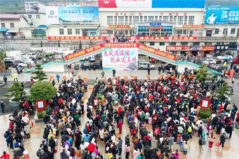 湖南开出首趟跨省务工专列 为返乡人员返岗提供暖心服务_涟源_莫江波