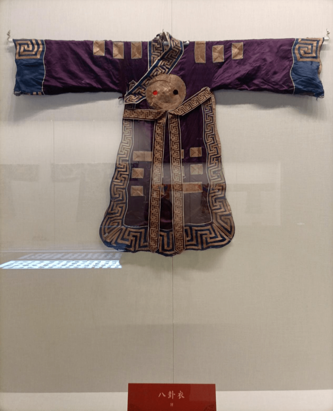 穿"八卦衣"的角色,均为有"道术"或有军事谋略的人,如京剧《空城计