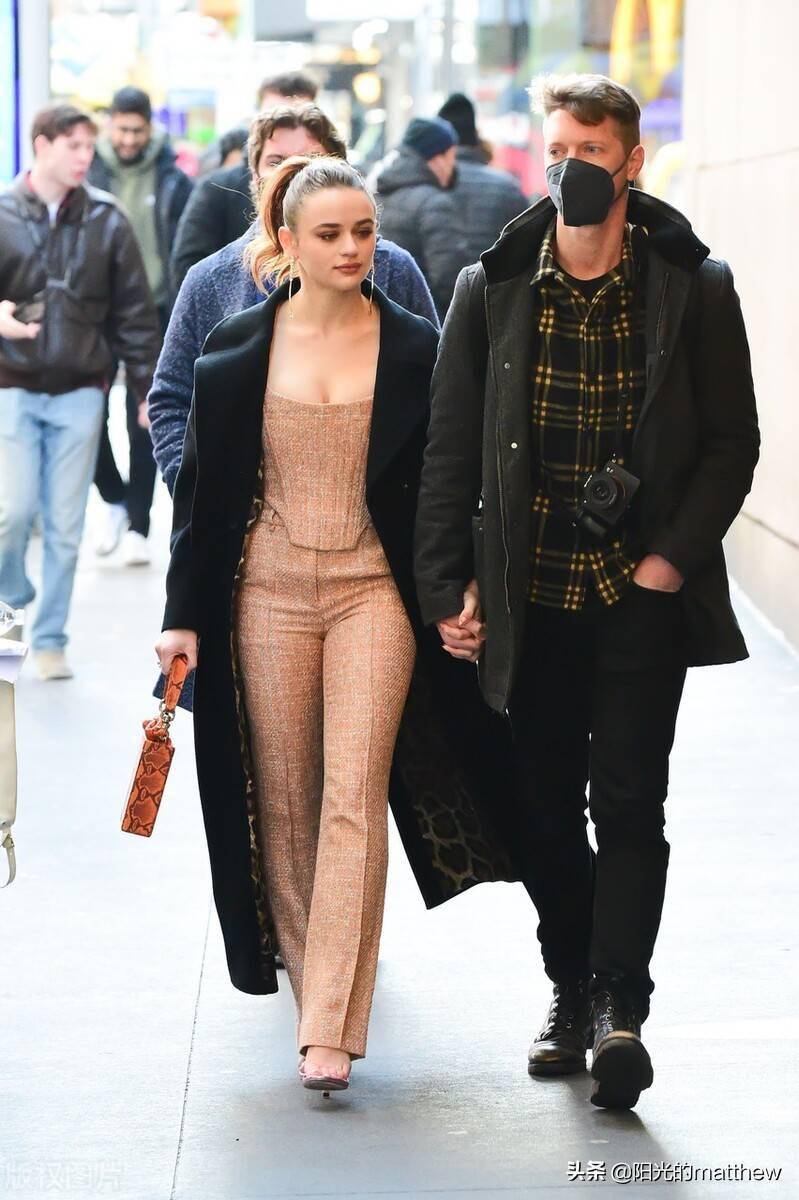 乔伊金抹胸连体衣搭毛呢大衣与男友现身街头二人牵手大方秀恩爱