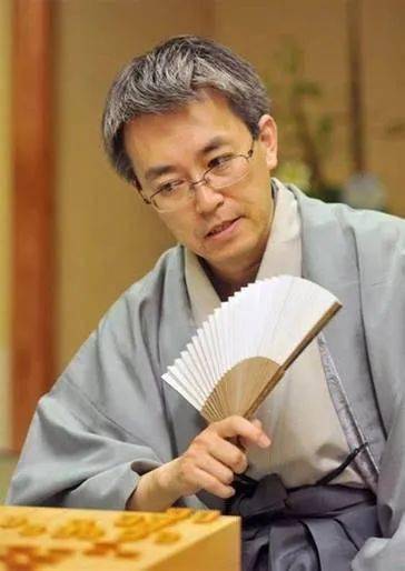 羽生善治是货真价实的人生赢家,在专业方面成就极高,有美丽的妻子和两