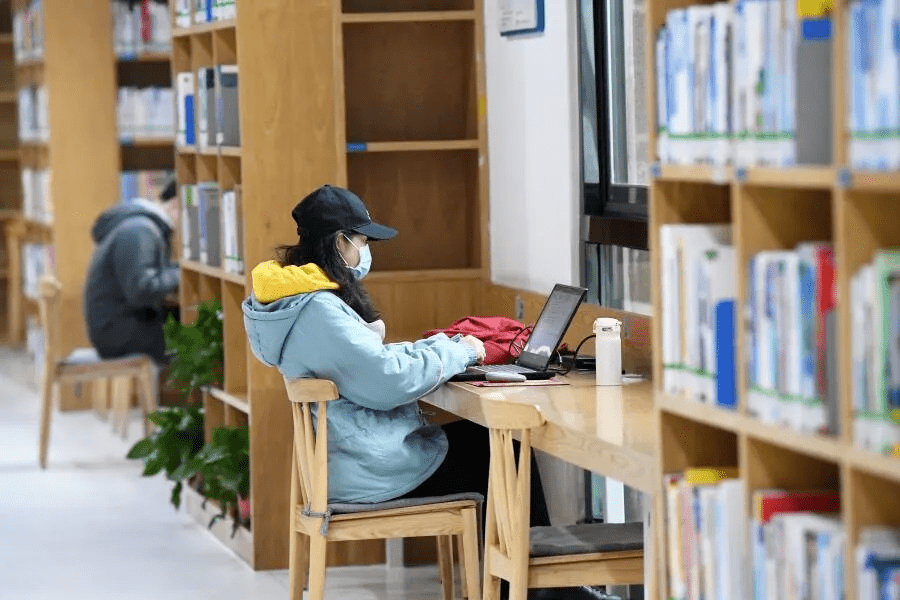 一名讀者正在貴陽市南明區圖書館挑選自己喜愛的書籍貴陽市南明區圖書