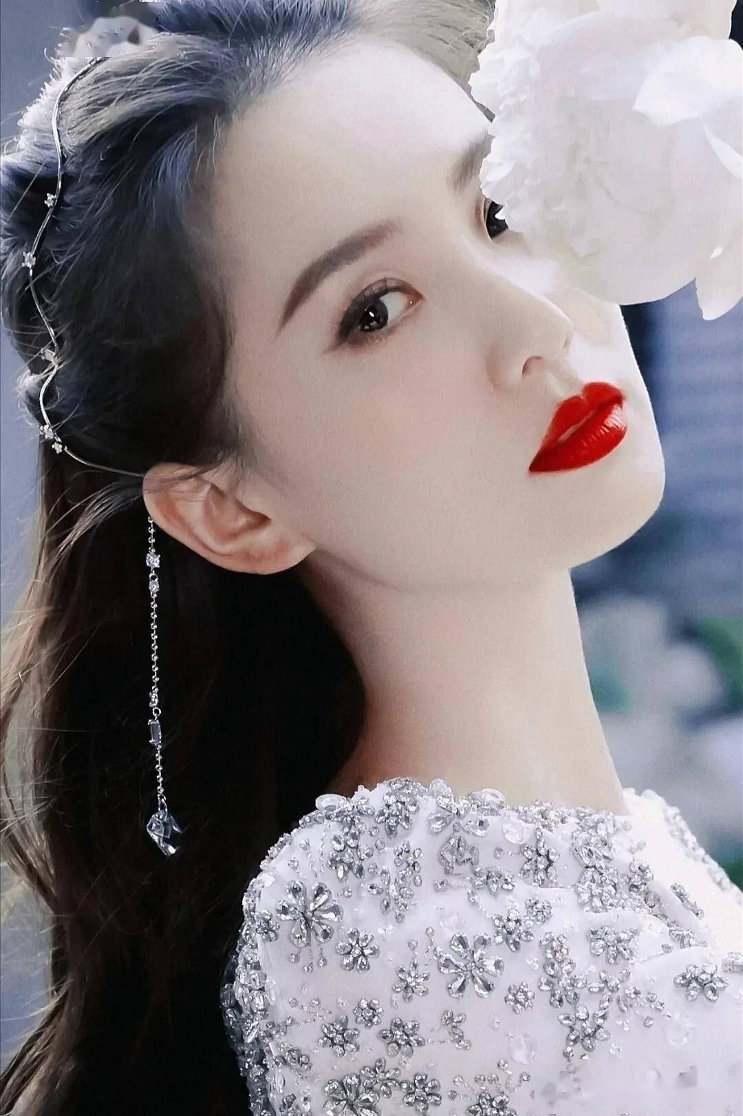 刘诗诗:嫩滑肌肤,烈焰红唇_刘诗诗_肌肤