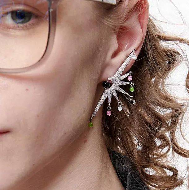 什么 这个春天哪怕一件衣服都不买，也得让我买点耳环！