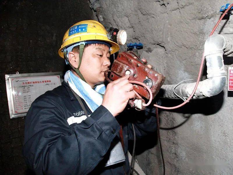 金牌班队长"三连贯":五沟矿通风区瓦检放炮队程辽原_工作_瓦斯_孔进行