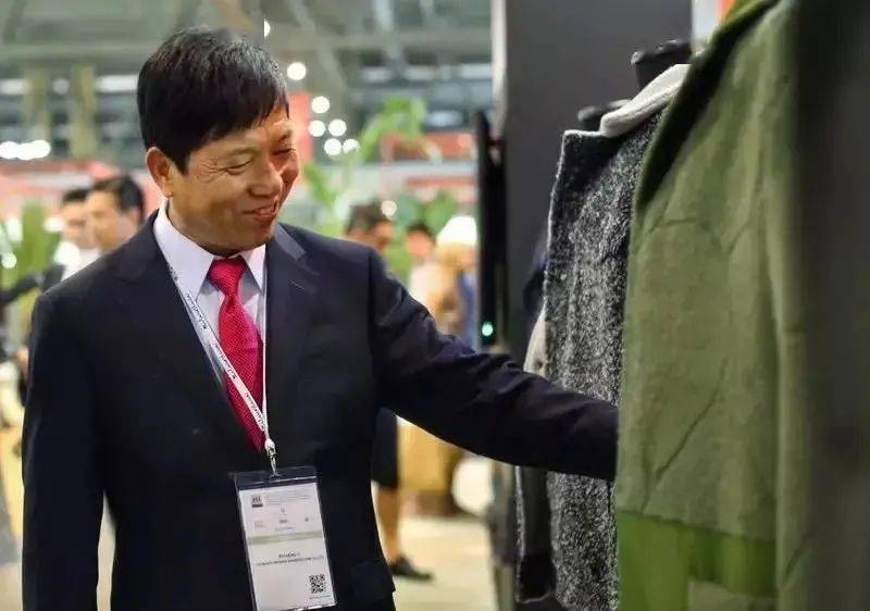 靠原始手工作坊起家,本是服装大佬的他被称为中国"最不务正业"的老板