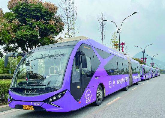 2月10日,陈女士在金华市区brt1号线站台候车时,发现站台和公交车身均