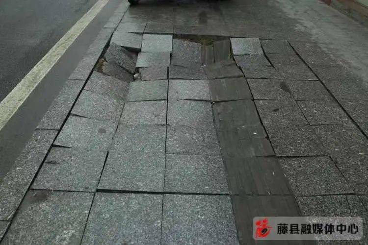 曝光台道路凹凸不平影响群众出行