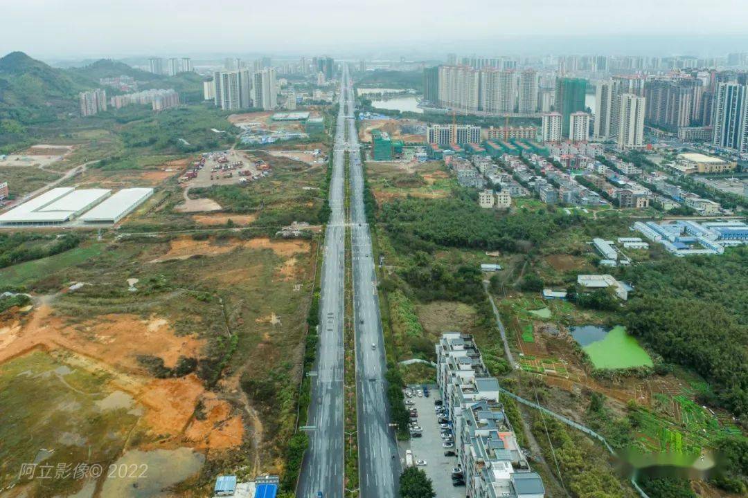 (迎宾大道航拍图)迎宾大道自西向东连接高铁英德西站,广乐高速英德