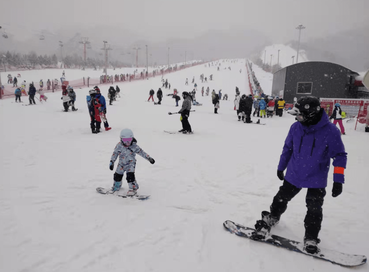 乐享|雪天滑雪太酷了！市民滑雪场乐享冰雪运动