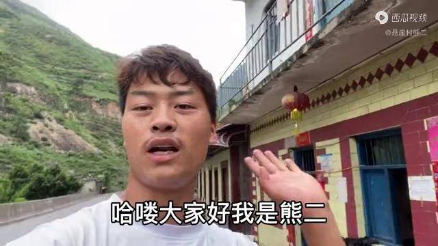 熊二父亲从悬崖村背玉米下山,熊二去半山腰接父亲,游客说我太苦_父亲