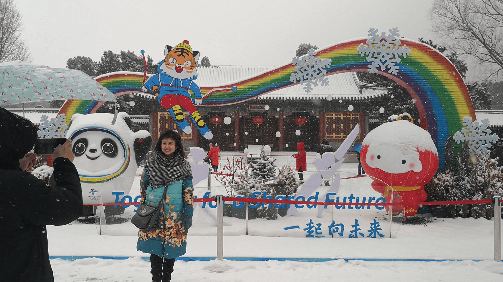 白雪|红灯映白雪，秒变“雪容融”！京城公园已吸引7万人次打卡