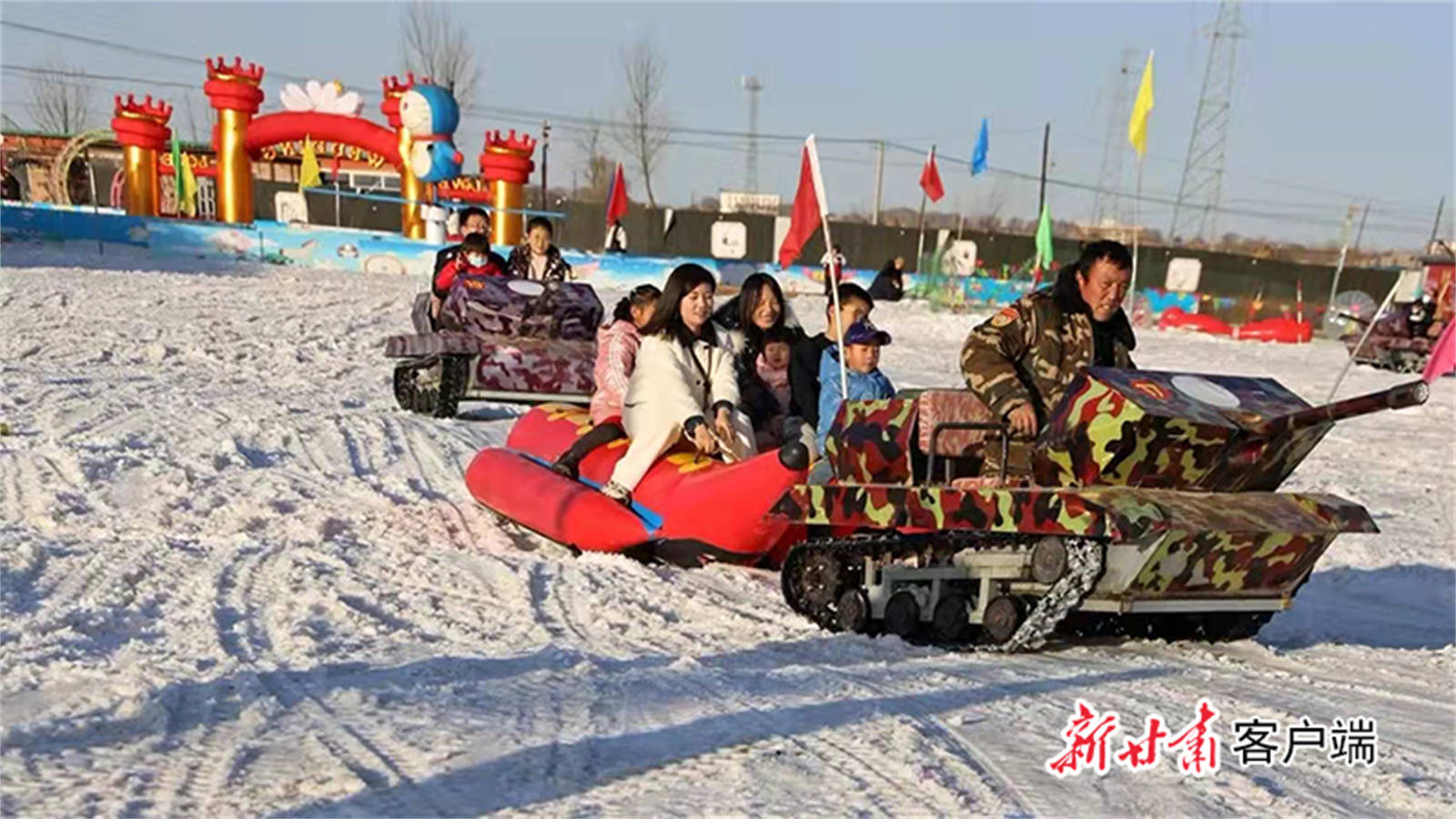 位于平凉市崆峒区白庙乡贾洼村的白庙花海滑雪场,成了欢乐的海洋.