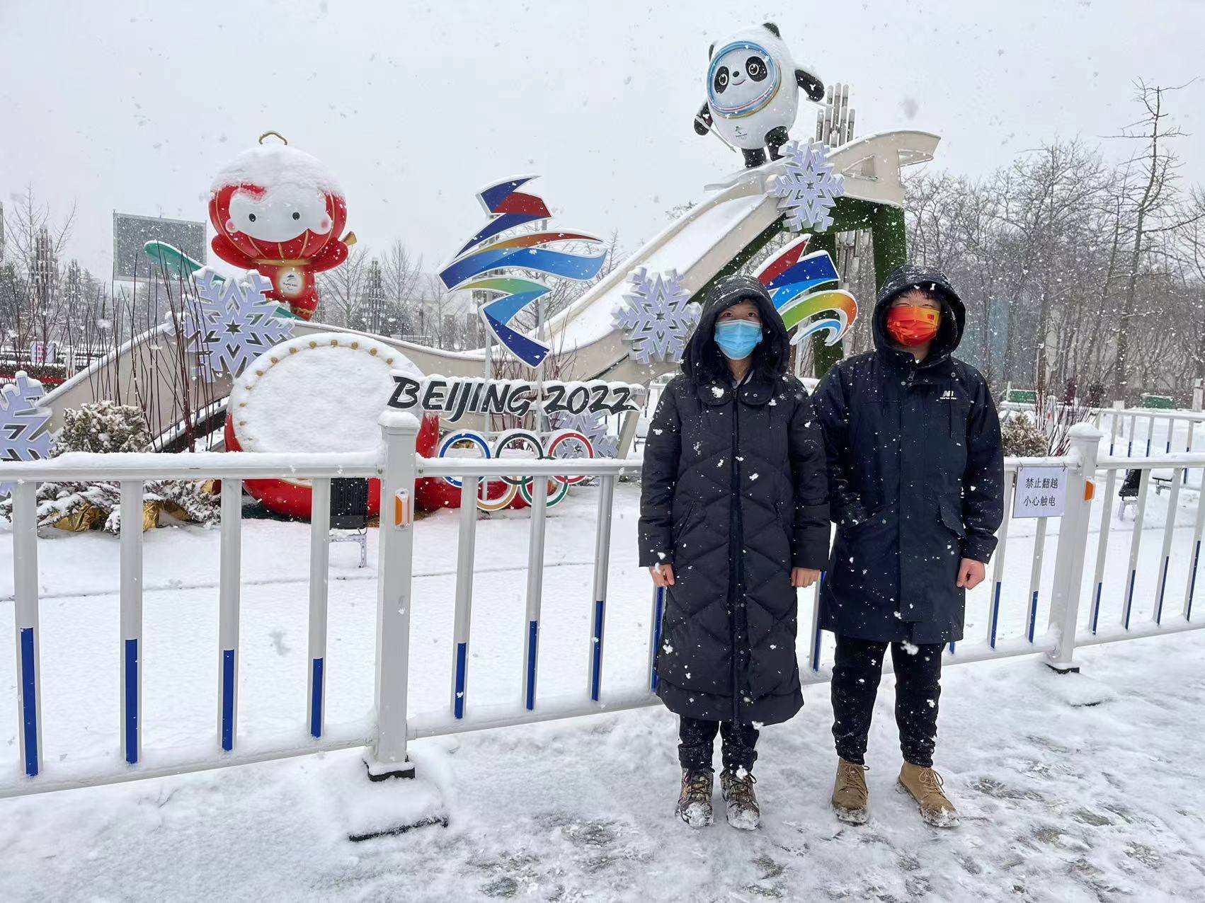 雪景|冬奥城市景观成热门打卡点，跟冰墩墩、雪容融合影得排队