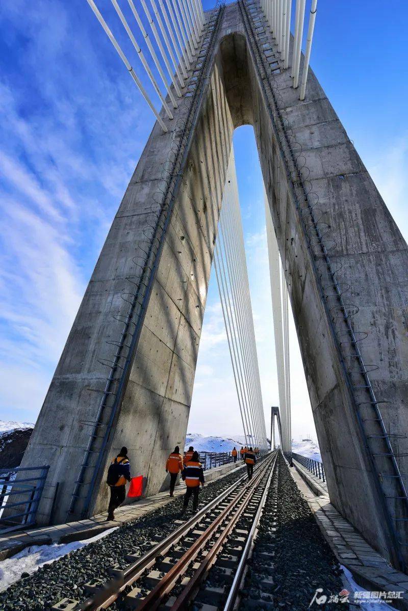 他们新春养护特大桥保障阿准铁路畅行