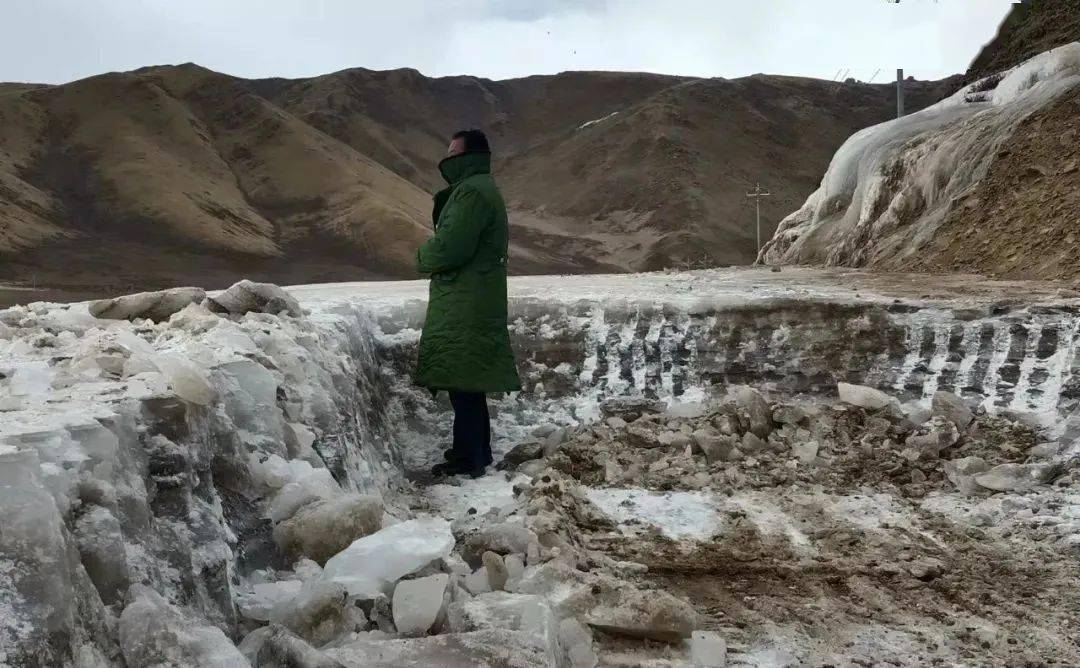战冰雪保畅通除冰2米厚的冰坎达日交通人的寒战