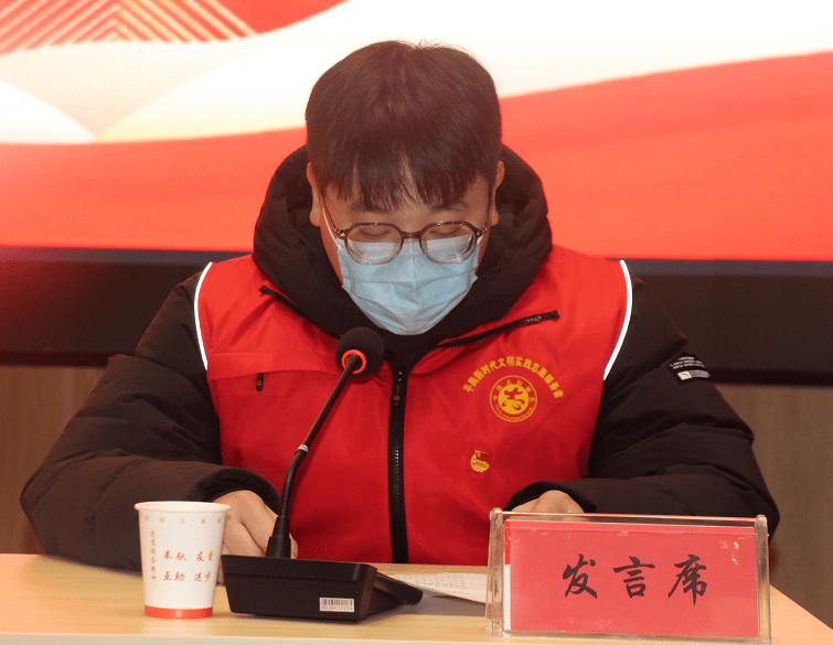 为优秀大学生志愿者颁奖县委常委,宣传部部长,副县长 王楠同志主持