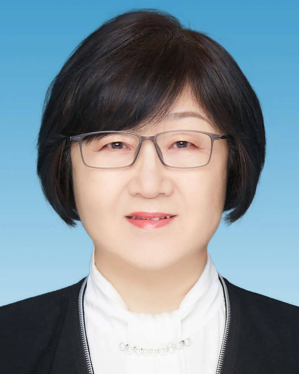 研究生,管理学博士,教授,民盟盟员,现任呼和浩特市政府副市长,市