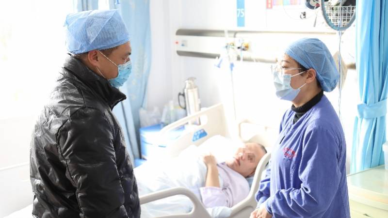 广州|男子脑出血昏倒路边 醒后说不出家在哪 医护公安帮找到家人