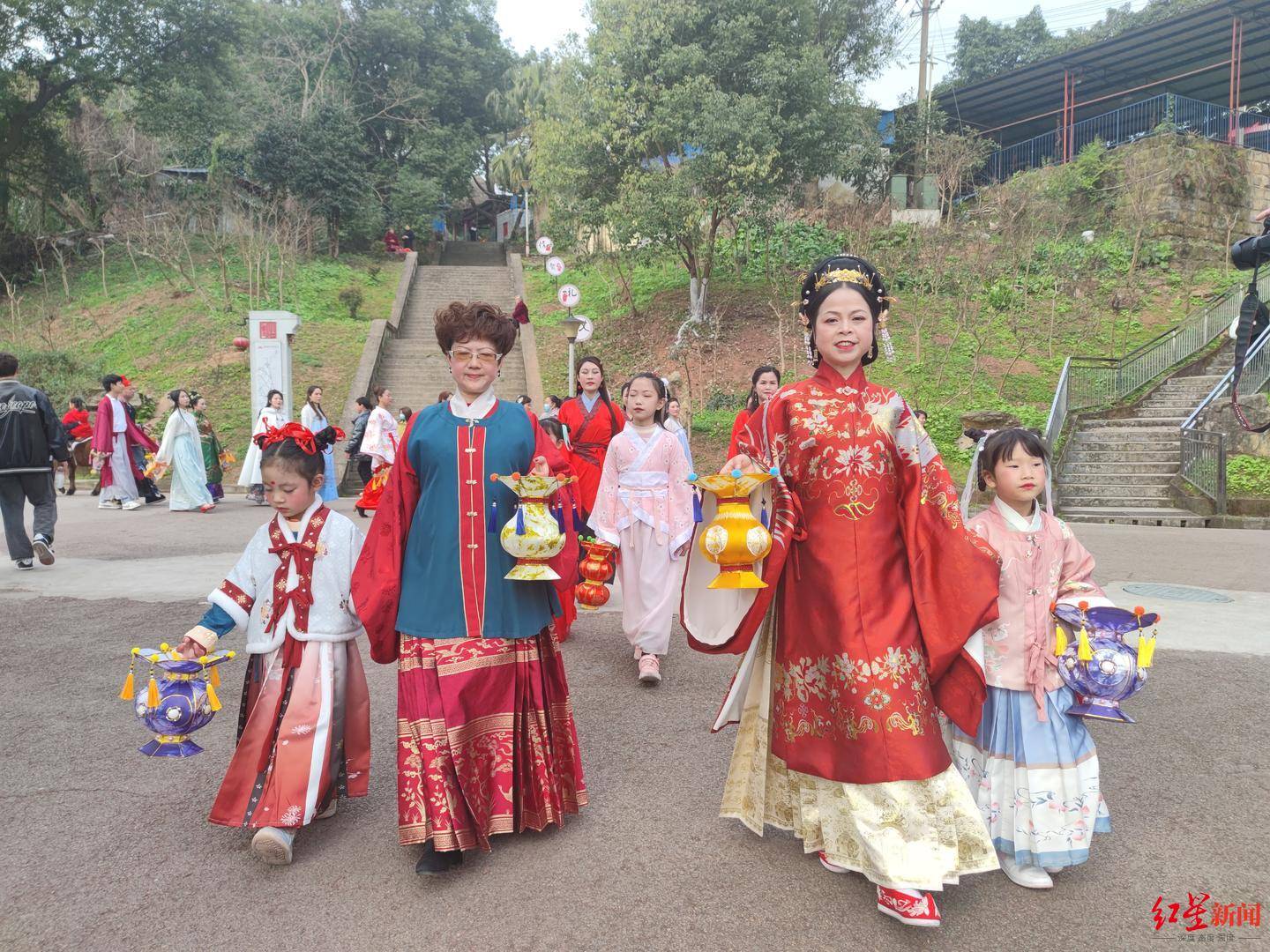 节日|我们的节日丨千龙千狮闹元宵，自贡举办传统灯俗展示展演活动
