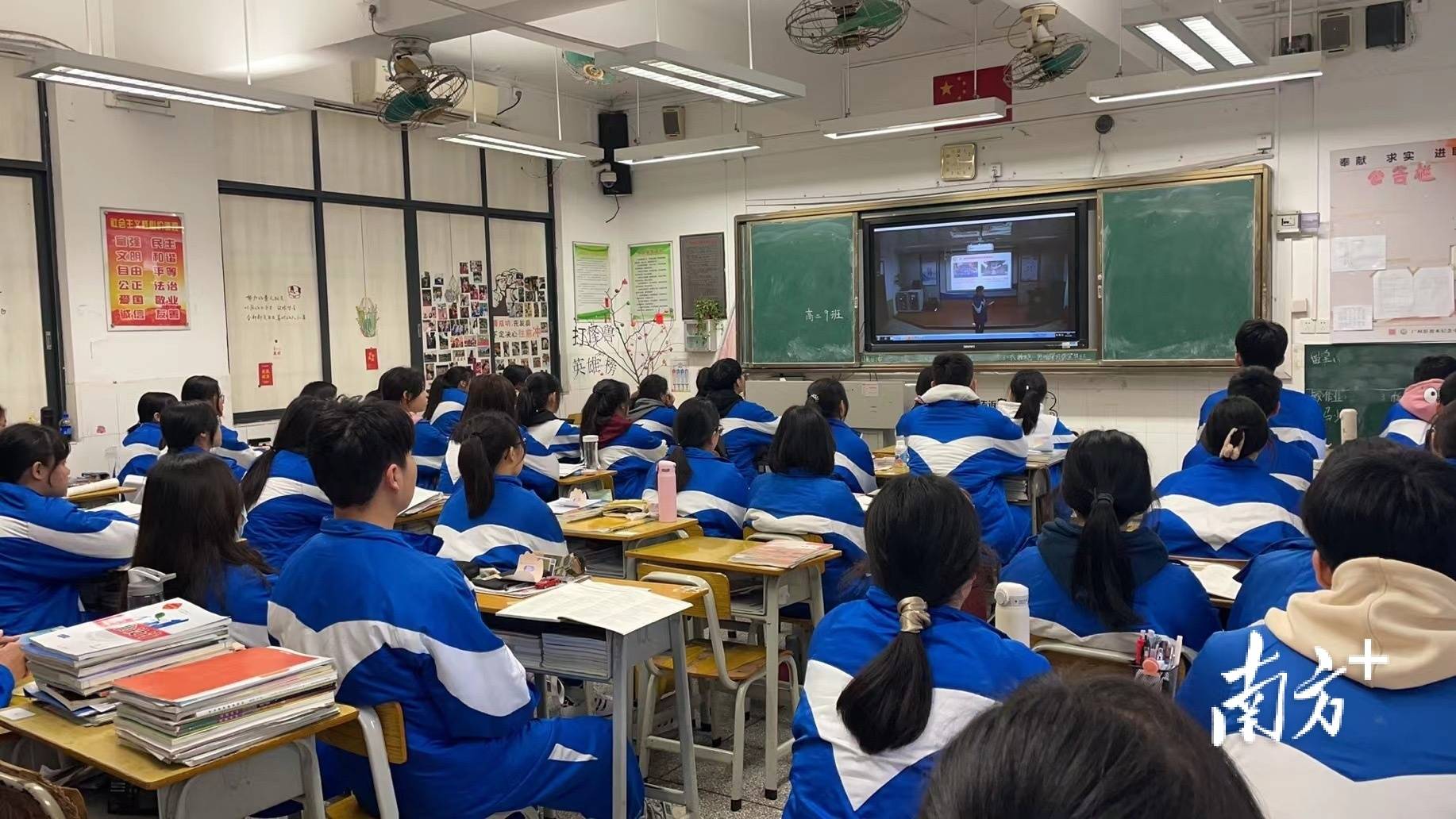 冰墩墩版画迎开学直击白云区中小学新学期开学礼