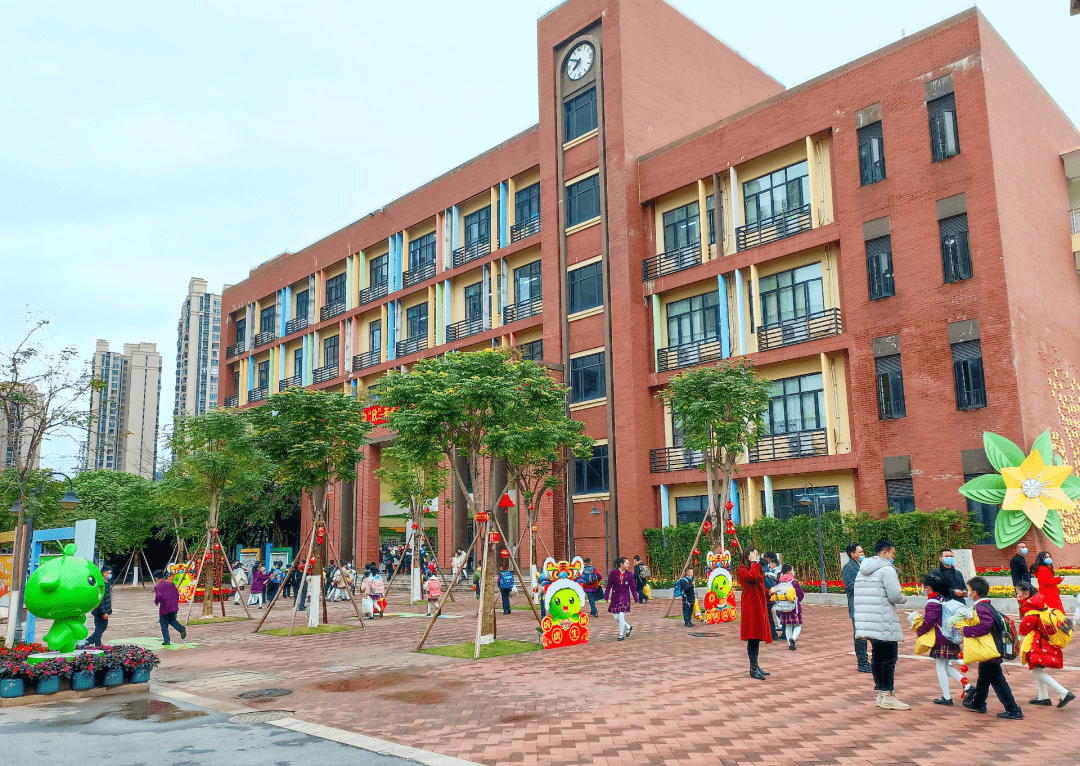 开学第一天,绿欣小学校园里大红灯笼高高挂,孩子们把亲手制作的灯笼挂