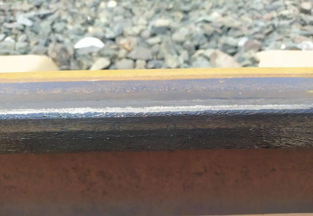 车轮对钢轨造成磨耗,尤其在线路小半径曲线地段,钢轨的磨耗更加严重