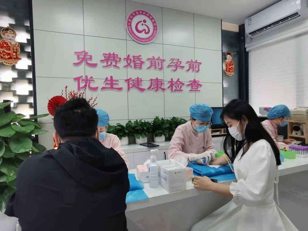 提供抽血及健康宣教等婚检服务医院医务人员现场为新婚夫