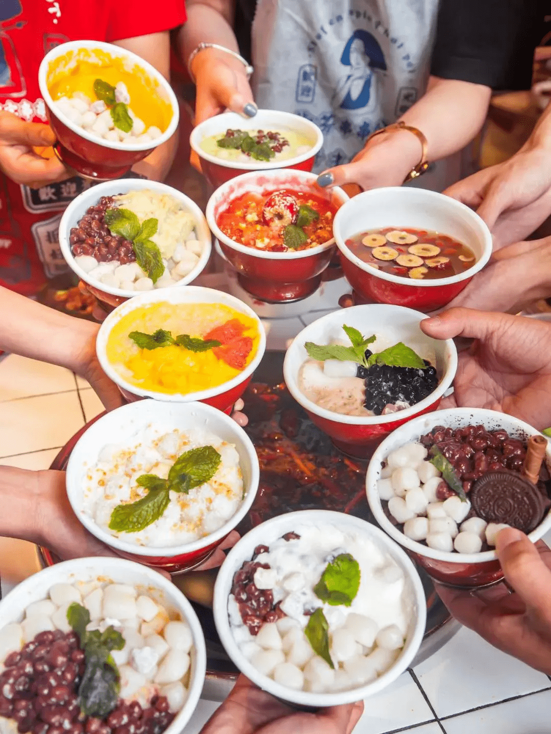 元宵佳节,吃一碗幸福汤圆,一家人坐在桌前,团团圆圆,祝愿虎年万事如意