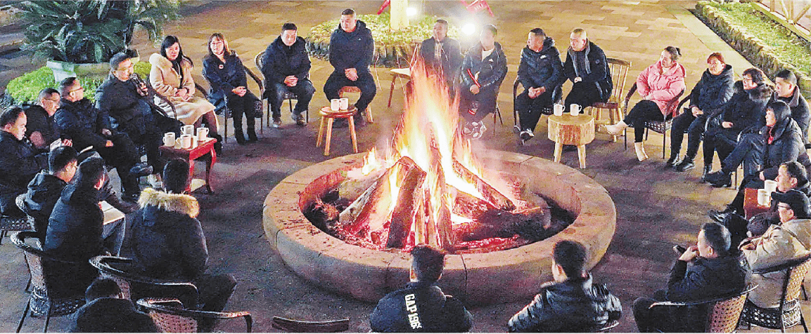 乡村|乡村振兴蹲点记·万年村② 丨围炉夜话：万年村的“背水一战”