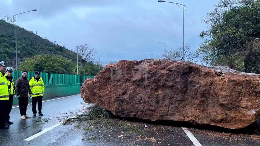柳州百吨巨石滚落砸损道路预计需一周完成修复