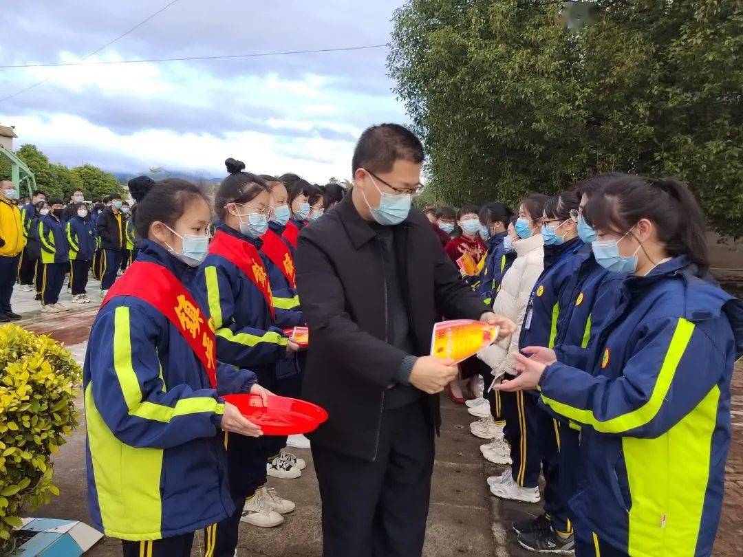 蕉岭县镇平中学举行新学期升旗仪式暨"汤邓细玉奖教奖学金"颁奖大会