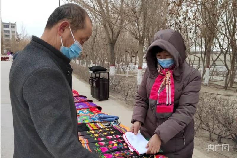游客|新疆博湖：特色旅游纪念品受追捧