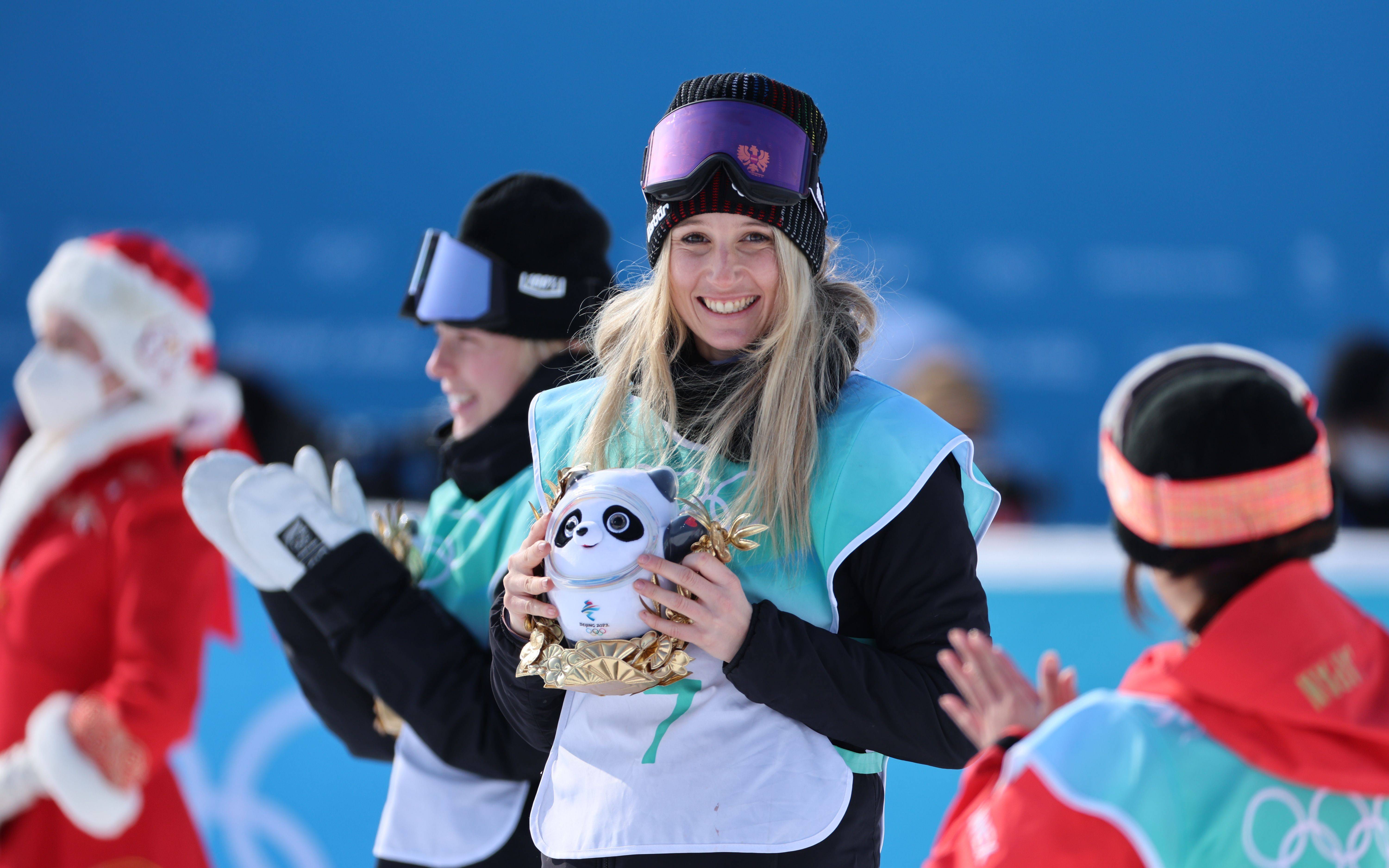 滑雪|安娜·加塞尔卫冕大跳台金牌：非常享受比赛，能如期参赛已很开心