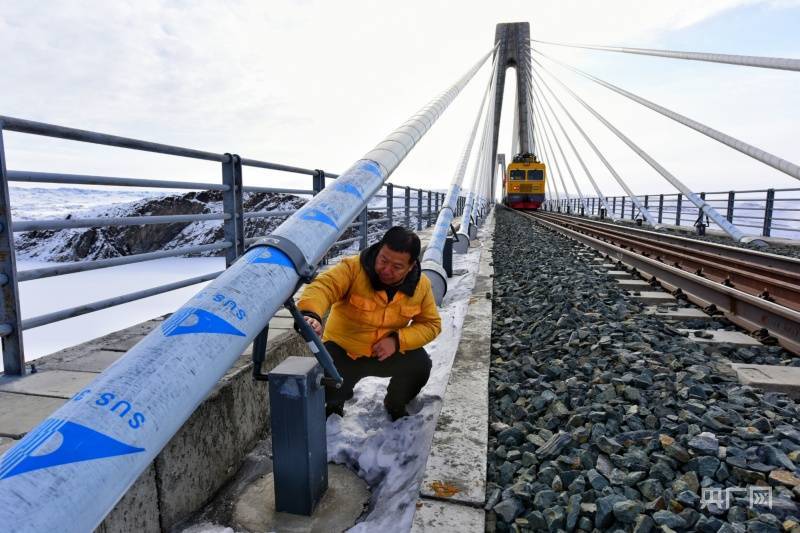 风亮|【新春走基层】探访新疆铁路首座矮塔斜拉桥—喀腊塑克湖特大桥养护人