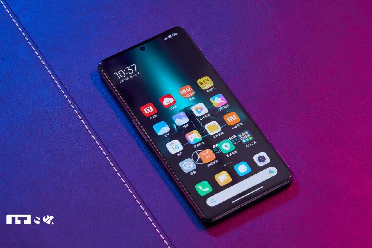 Redmi K50 冠军版图赏：AMG 联名、磁动力肩键加持的硬核手机