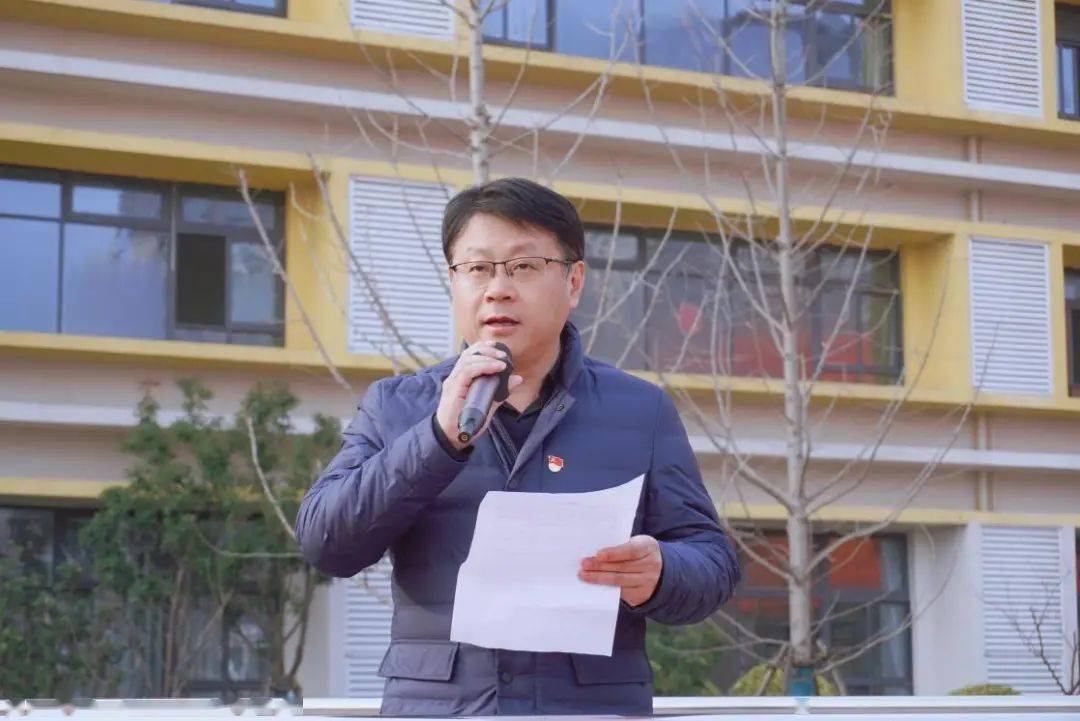 敬爱的老师,亲爱的同学们:大家早上好!寒辞去冬雪,暖带入春风.