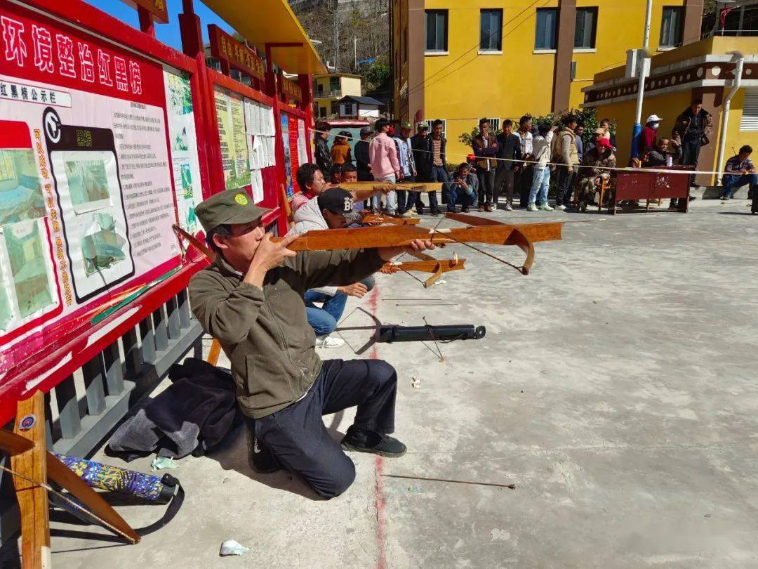 紧张激烈的拔河比赛,展示傈僳族传统技艺的射弩和打弹弓比赛有序开展