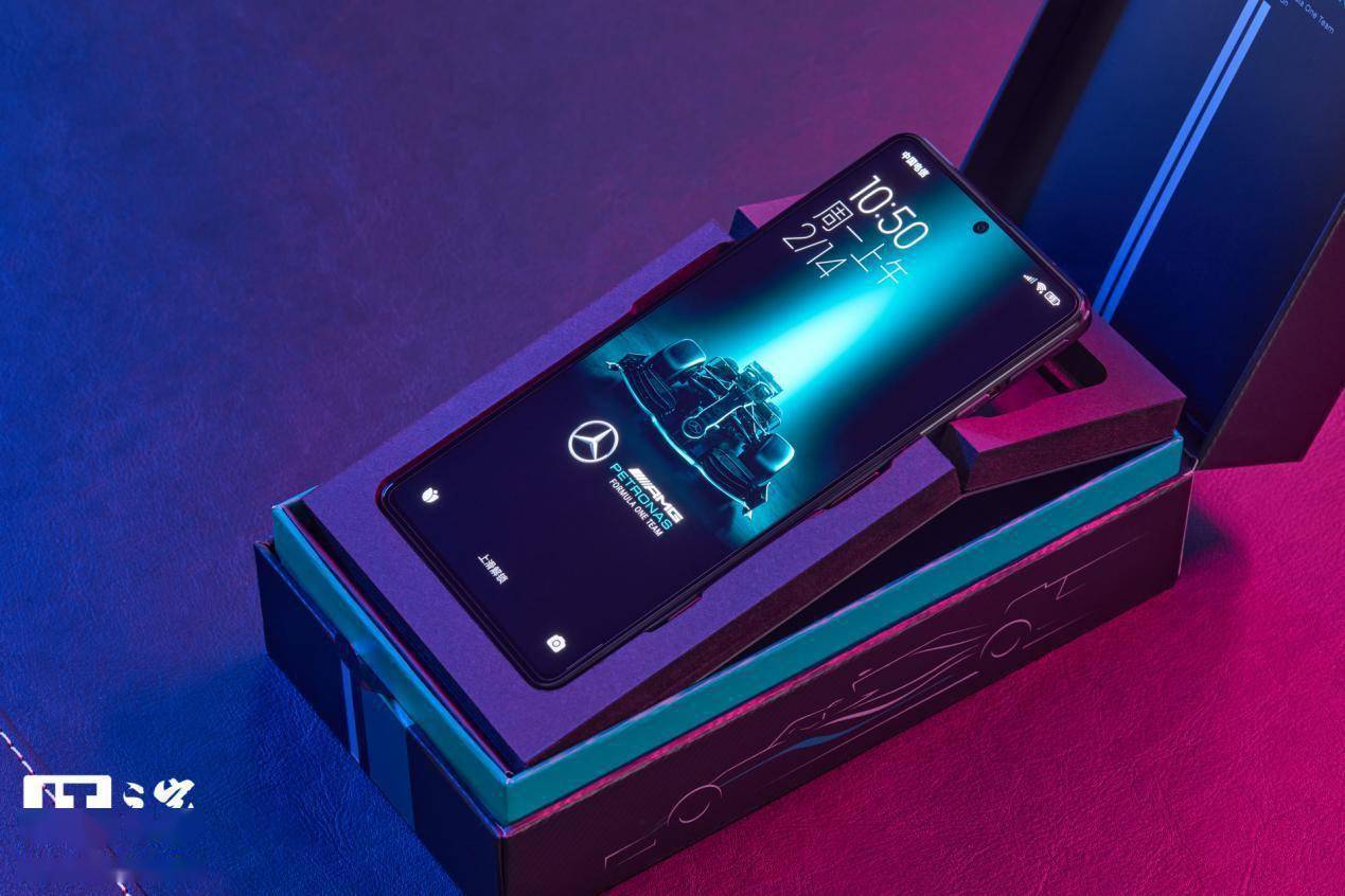 Redmi K50 冠军版图赏：AMG 联名、磁动力肩键加持的硬核手机