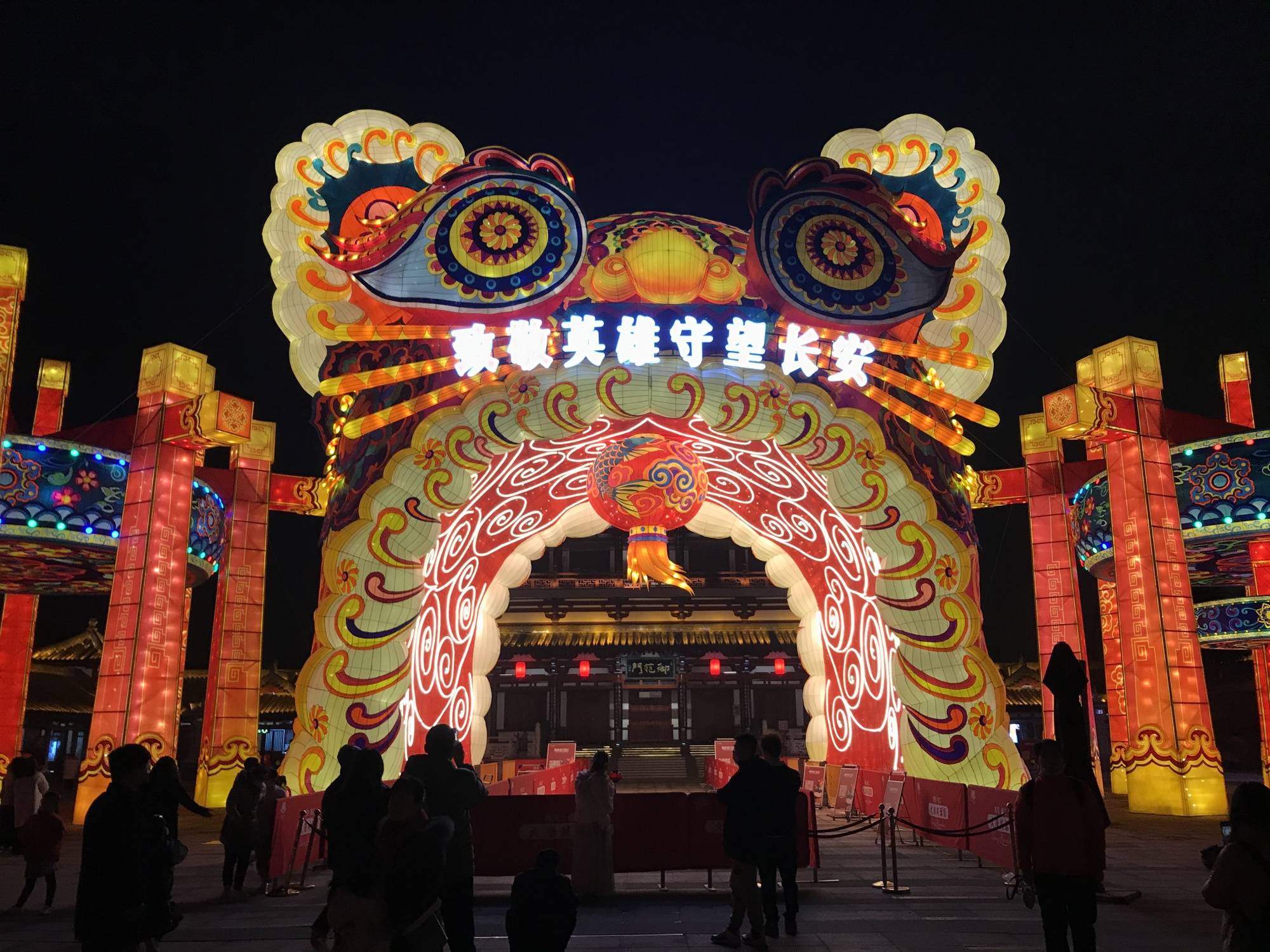 太原钟楼街上花灯璀璨,游人如织_多地元宵灯会震撼上演_游客_潮州