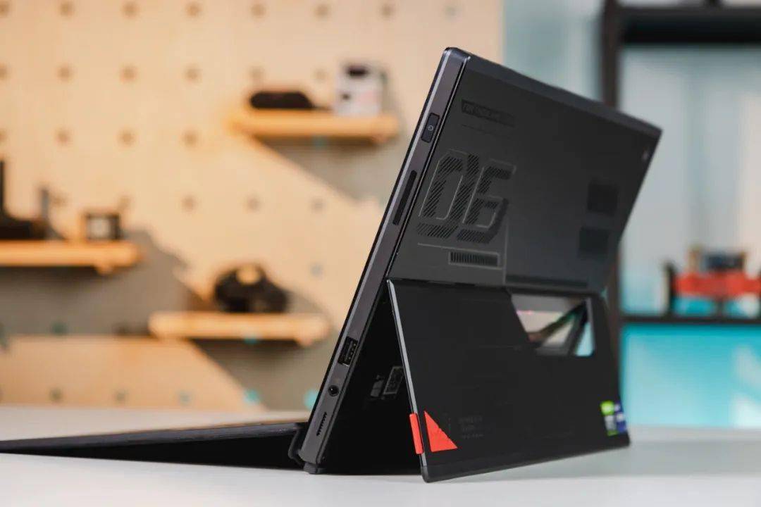 败家归败家，但这次ROG往Windows平板里塞了台游戏本。。。