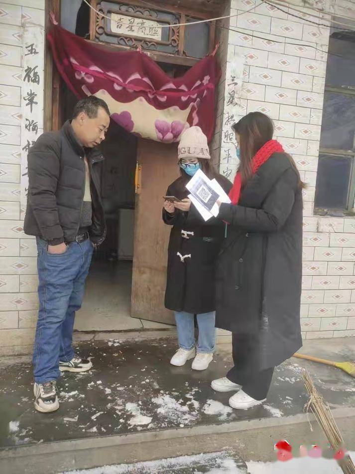 村级网格员和志愿者深入农户大力宣传介绍"天水金钟罩"反诈小程序,"