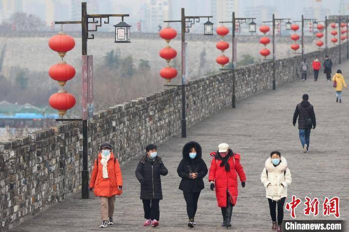 市民|民众登上南京明城墙“踏太平”“走百病”