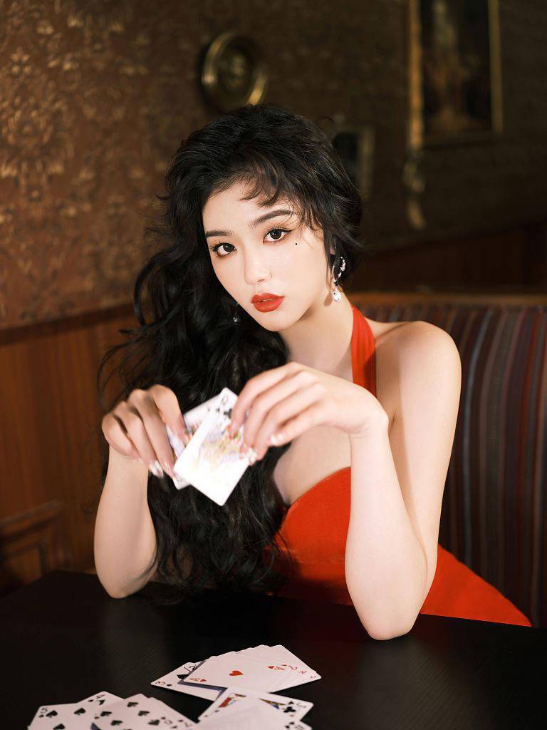 孔雪儿元宵节写真曝光红裙大波浪化身港风美人