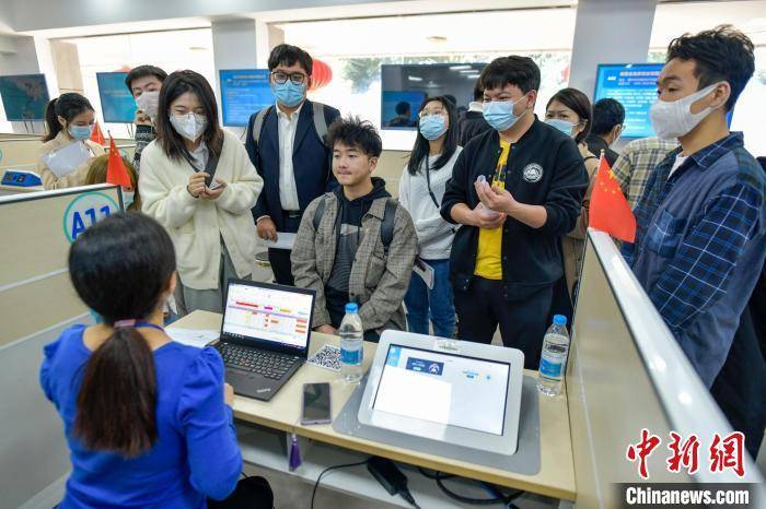 海南人才市场供需两旺 千余岗位迎接返乡人才BOB全站(图1)