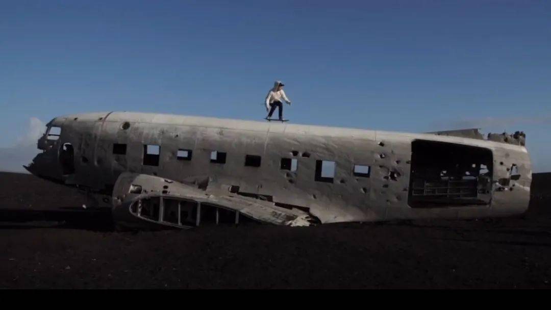 冰岛飞机残骸降临在地球的外太空飞船
