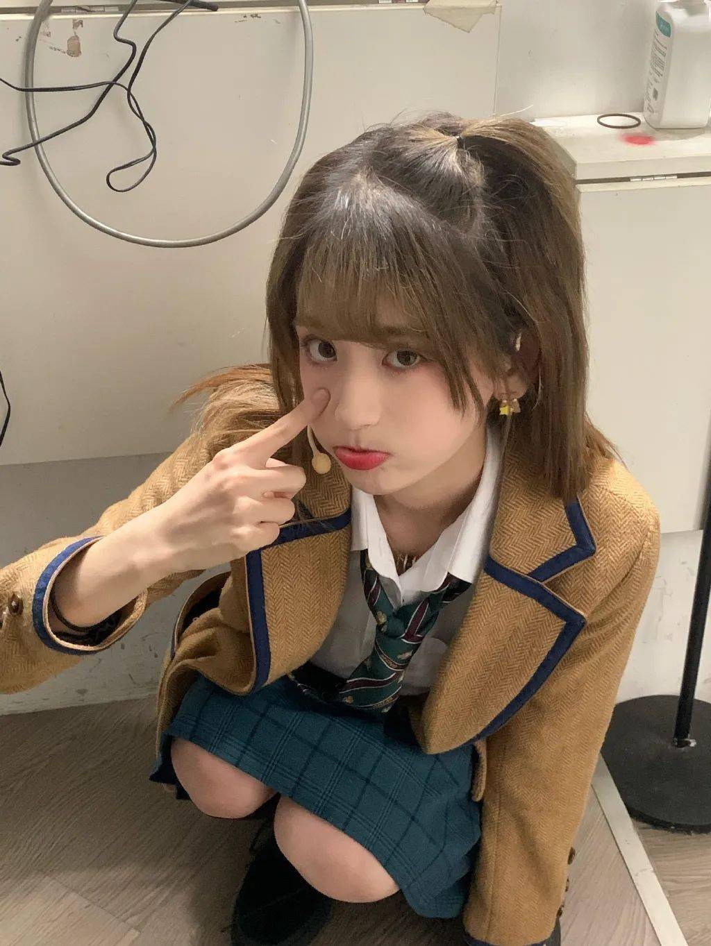 snh48林舒晴把刘海之后的头发左右分区,随意抓起一边