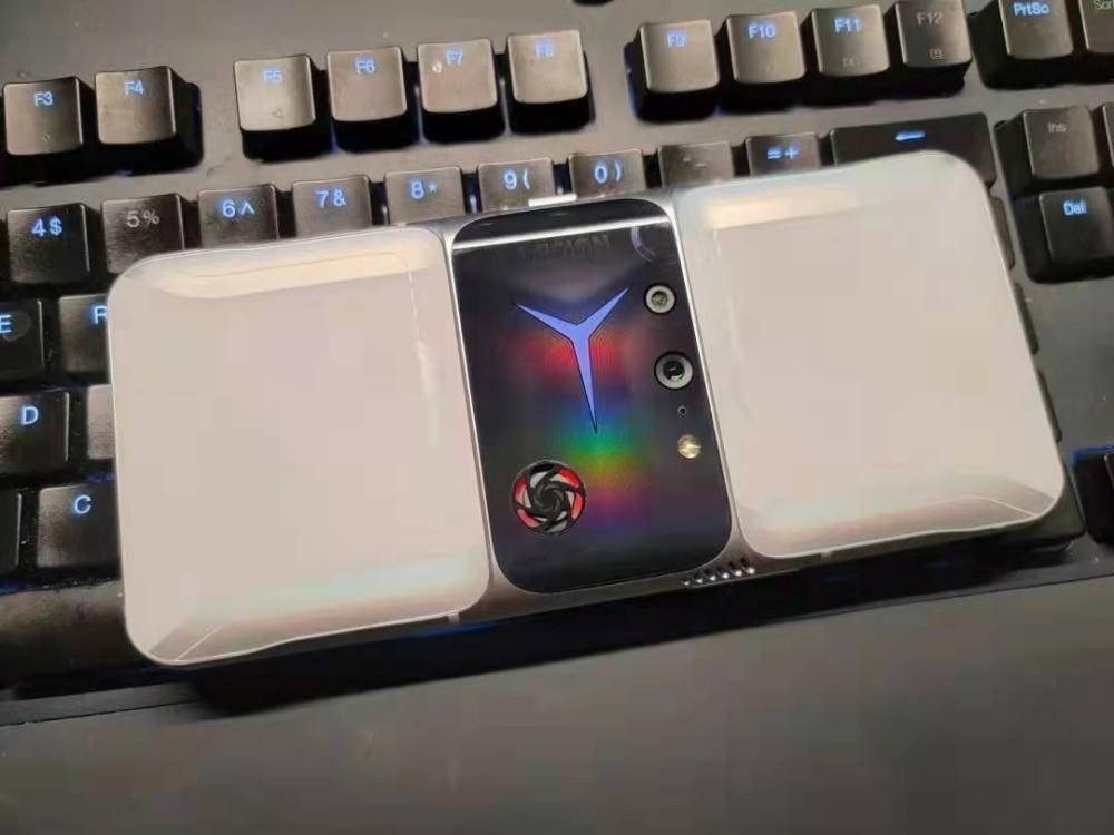 玩家|电竞手机开年就打架，7款新品售价3000元起，玩家：拿来给游戏充值不香吗？