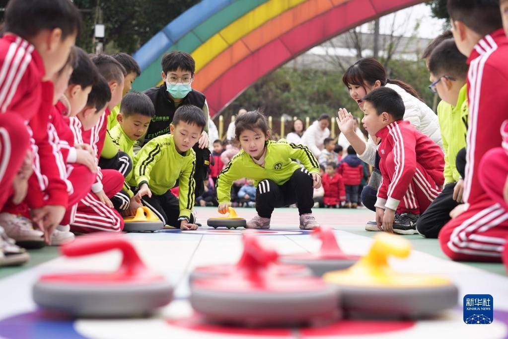 在重慶市北碚區縉雲幼兒園,孩子們在開學第一課上體驗旱地冰壺